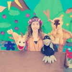 שחקנית עם בובות יד - תיאטרון חוצפה קטנה